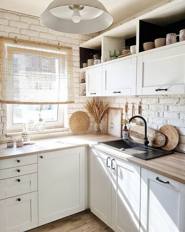 Cocina blanca y bancada de madera