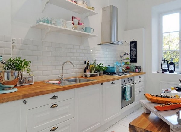Encimera de madera en cocina blanca