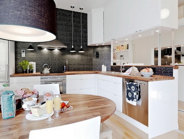 Cocina en blanco, negro y madera