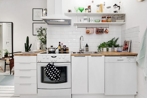 Muebles de cocina blancos y mesada de madera