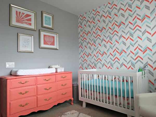 Mueble pintado en color Living Coral