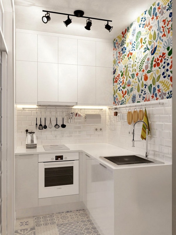 Cocina pequeña con papel pintado