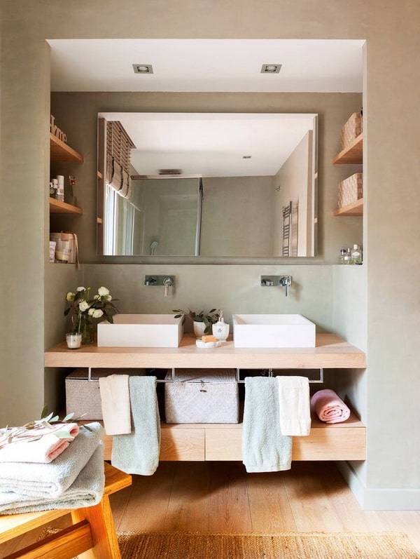 Baños con mucha madera