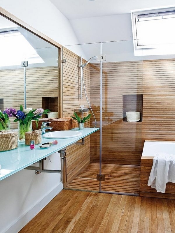 Baños con paredes de madera