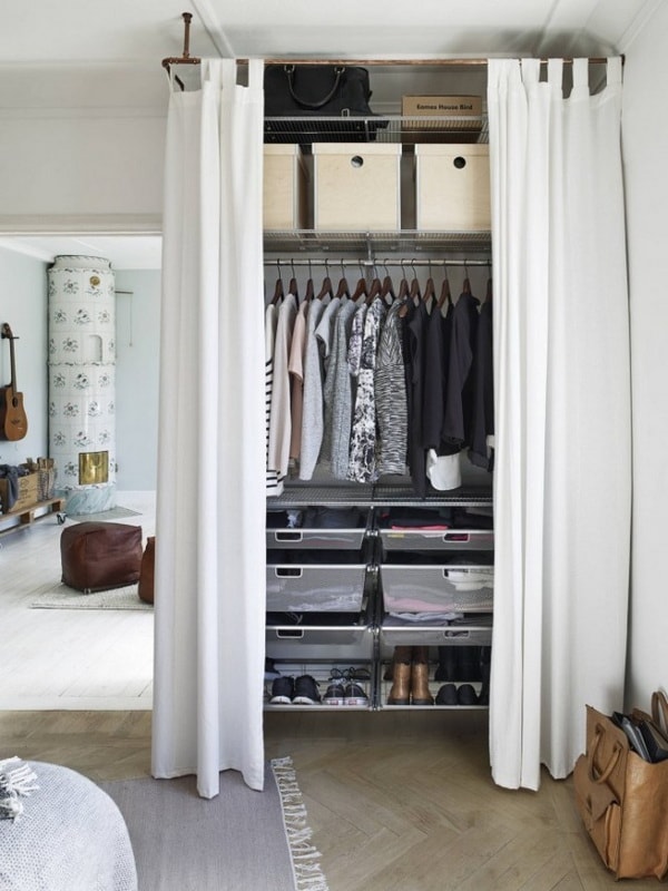 vestidores abiertos con cortinas
