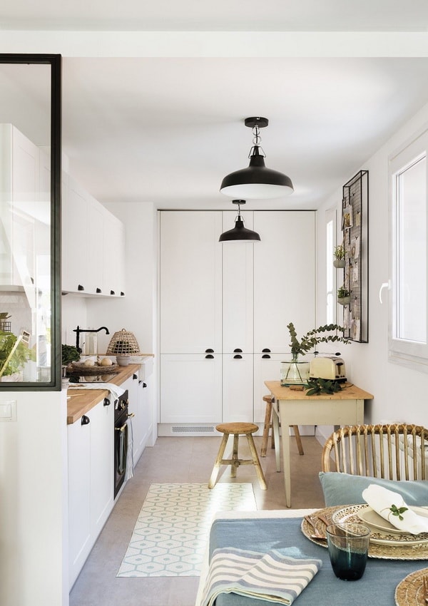 Pequeña cocina con zona de comedor