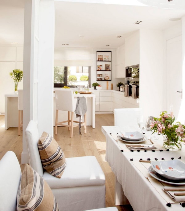 Blanco y madera para una cocina abierta al comedor