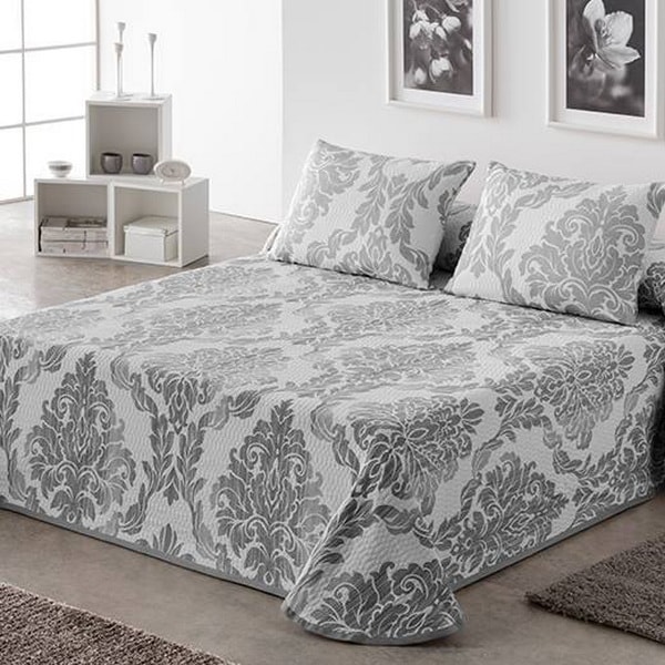 Cama matrimonial con colcha reversible