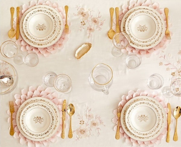 Decoración de la mesa con cubertería dorada