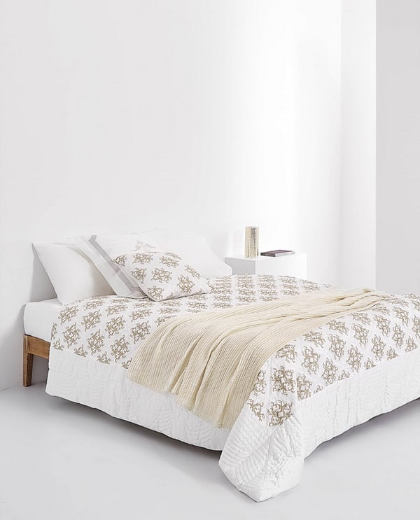 Ropa de cama con detalles dorados