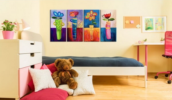 Dormitorio infantil con cuadros pintados a mano