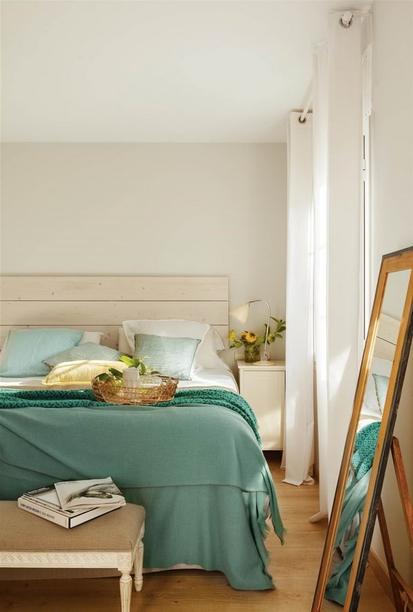 Cabecero de madera en dormitorio principal