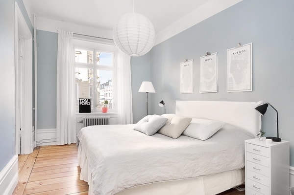 Dormitorio de matrimonio en gris y blanco