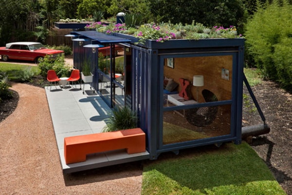 Pequeña casa hecha con un contenedor marítimo reciclado