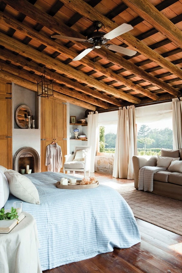 Techo de madera en dormitorio de casa rural