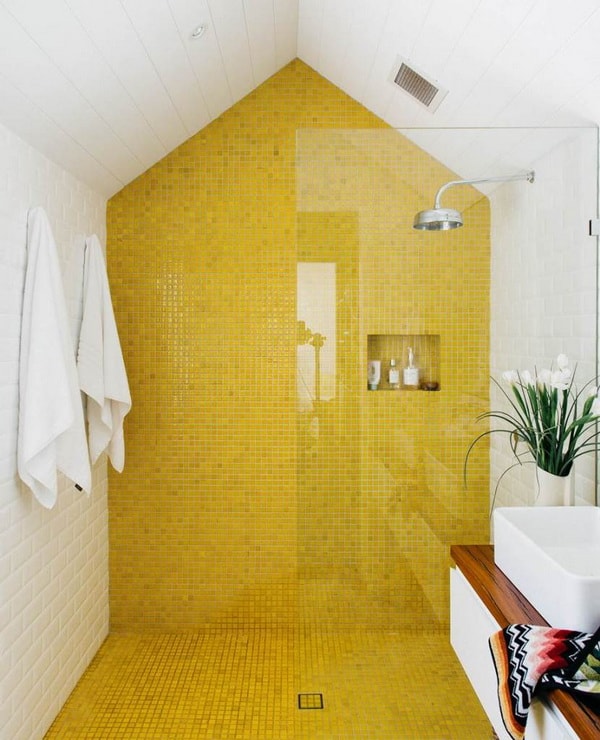 Pared del baño en amarillo