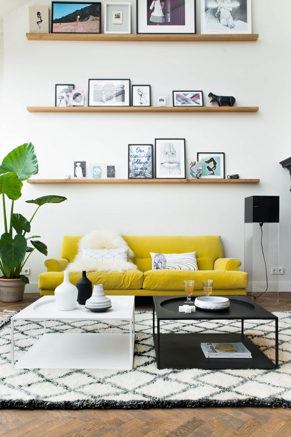 Sofá amarillo en el salón