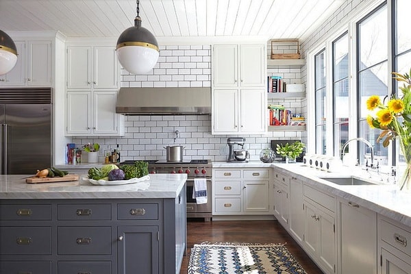 Gran cocina con ventanales