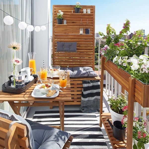 Terraza con muebles de madera natural