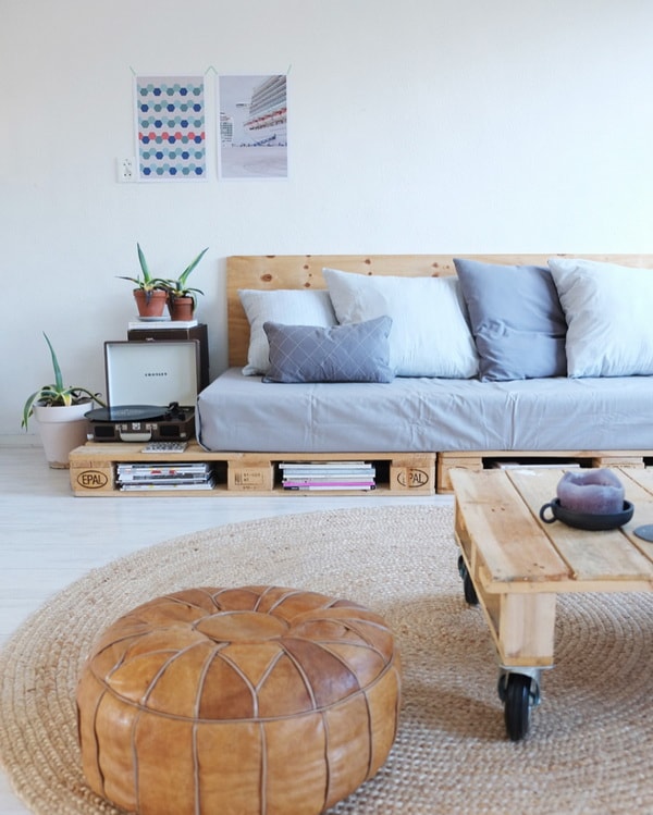 Muebles hechos con palets y alfombras de fibras naturales