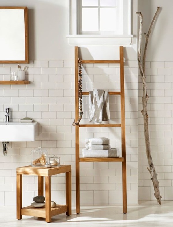 Escaleras de mano en el cuarto de baño