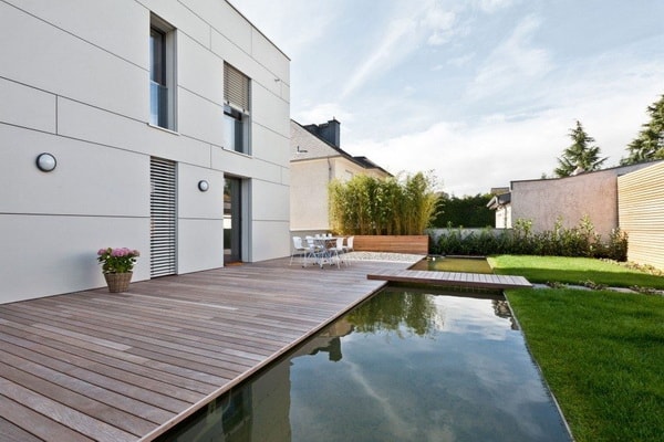 Deck de madera junto a la piscina