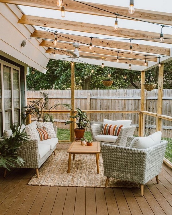 Suelos de madera en patios con galería