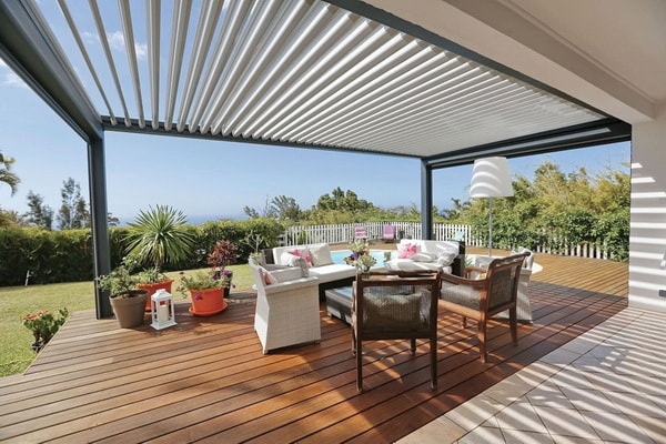 Galerías con suelos de madera y pérgolas
