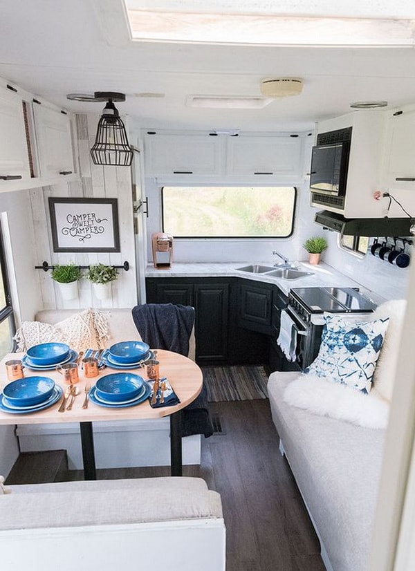 Cocina, salón y comedor en una casa rodante