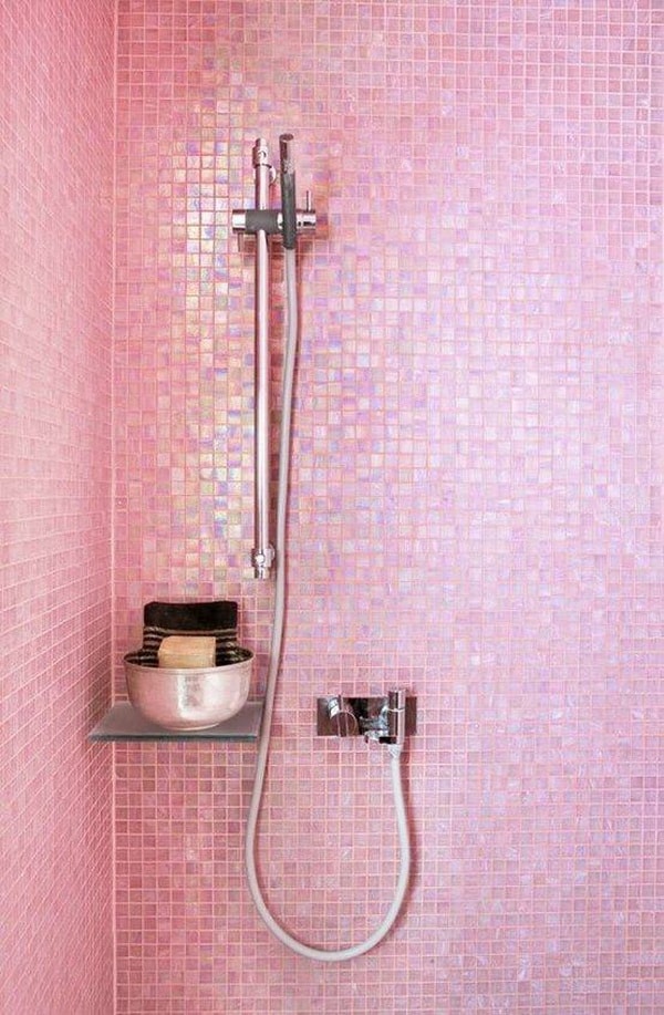 Azulejos en color rosa para el cuarto de baño