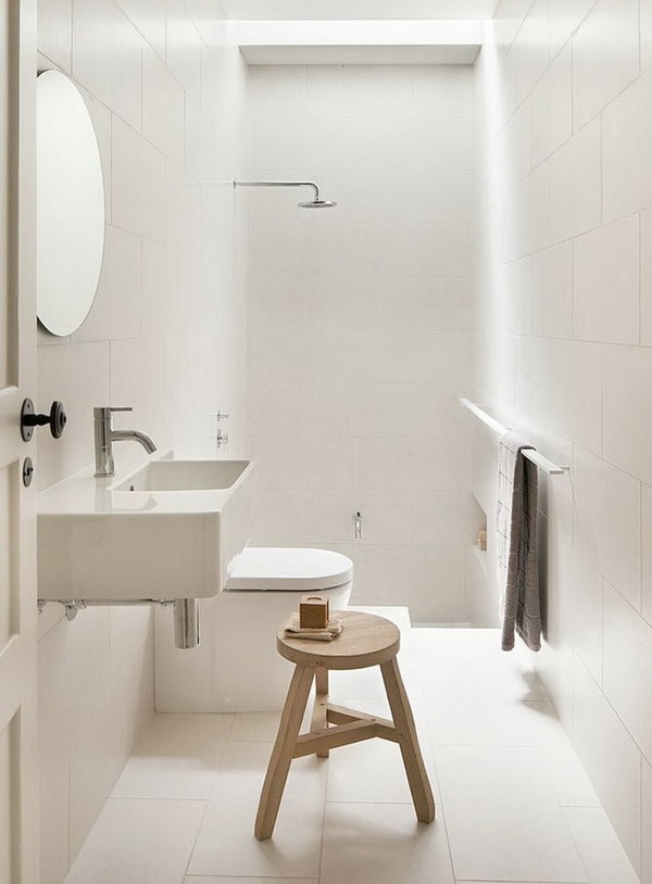 Baños muy pequeños en colores claros