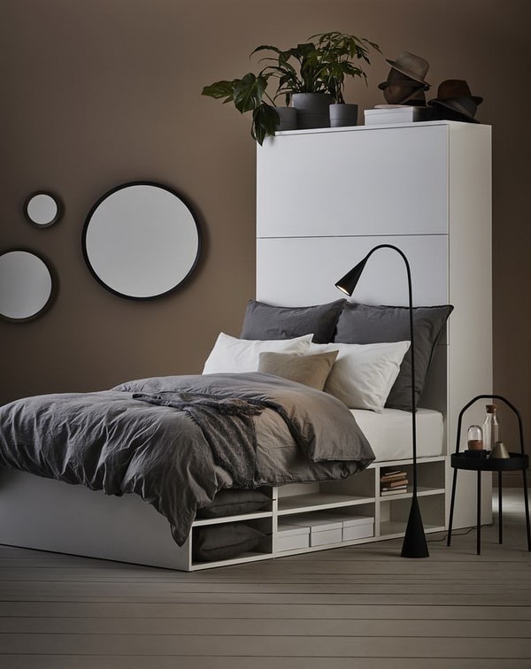 Cama con cabecero armario abierto de Ikea