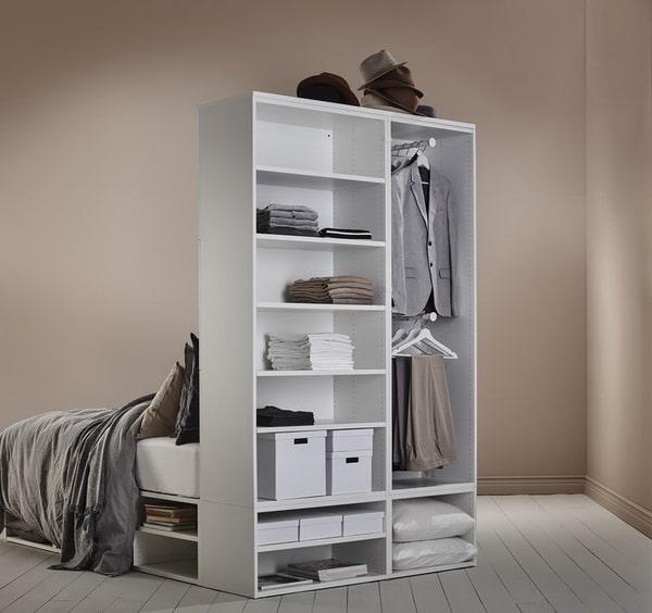 Cama con cabecero armario abierto de Ikea