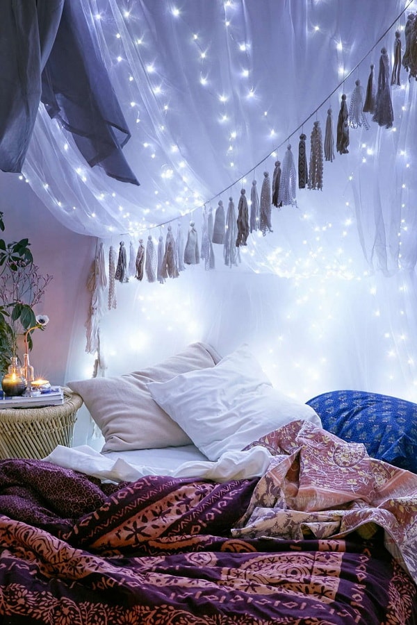 Telas y guirnaldas de luces para decorar dormitorios