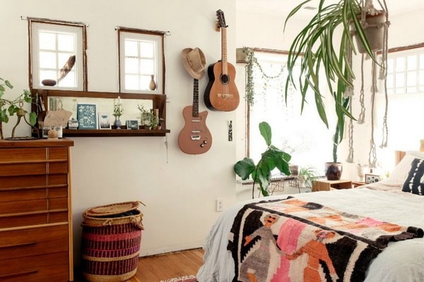 Decoración de paredes con sombreros y elementos personales