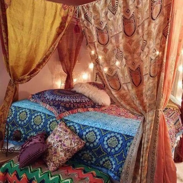 Muchos textiles en un dormitorio estilo hippie