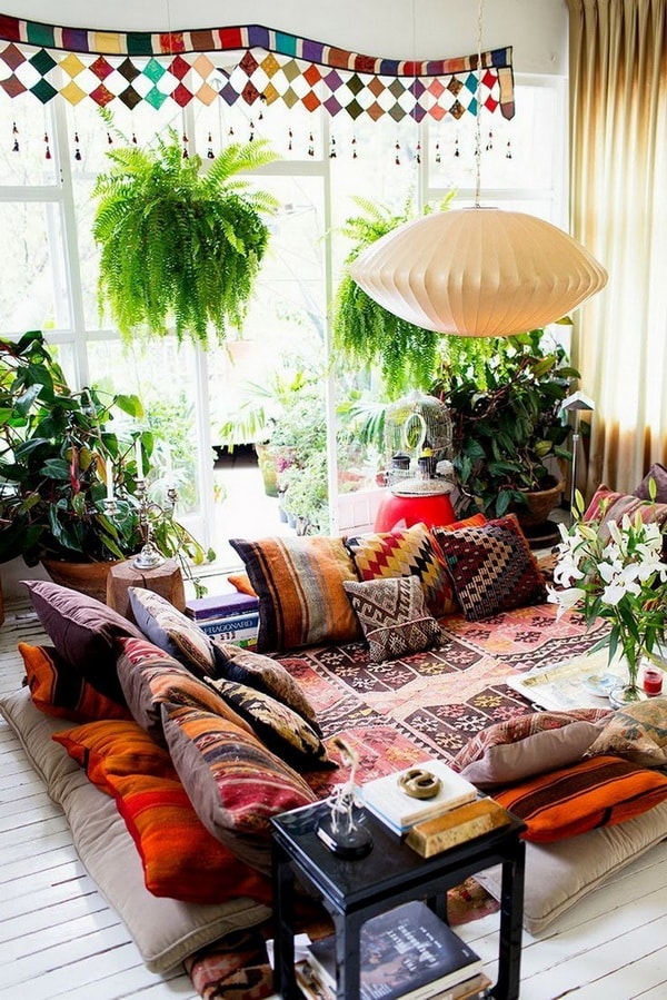 Cojines de muchos colores y plantas