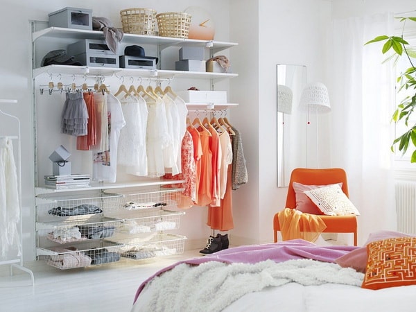 Ideas para organizar la ropa en dormitorios sin armarios