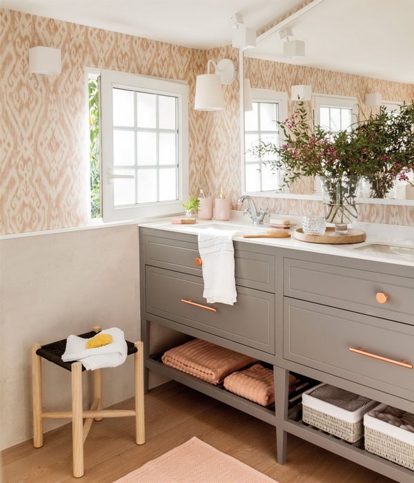 Baño con muebles hasta el suelo