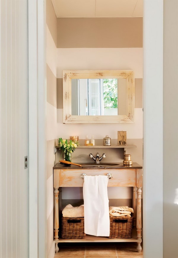 Pequeño mueble de baño con patas
