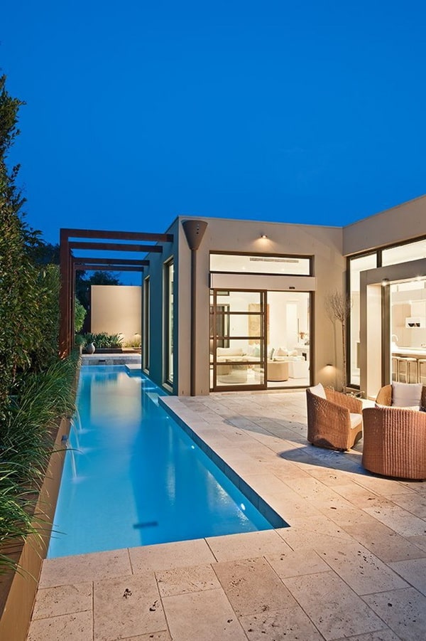 Piscinas angostas junto a la casa