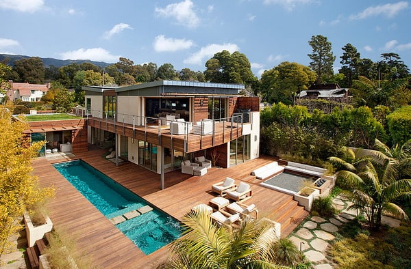 Terrazas de madera con piscina