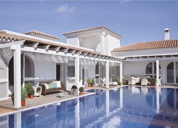 Una casa levantada alrededor de la piscina