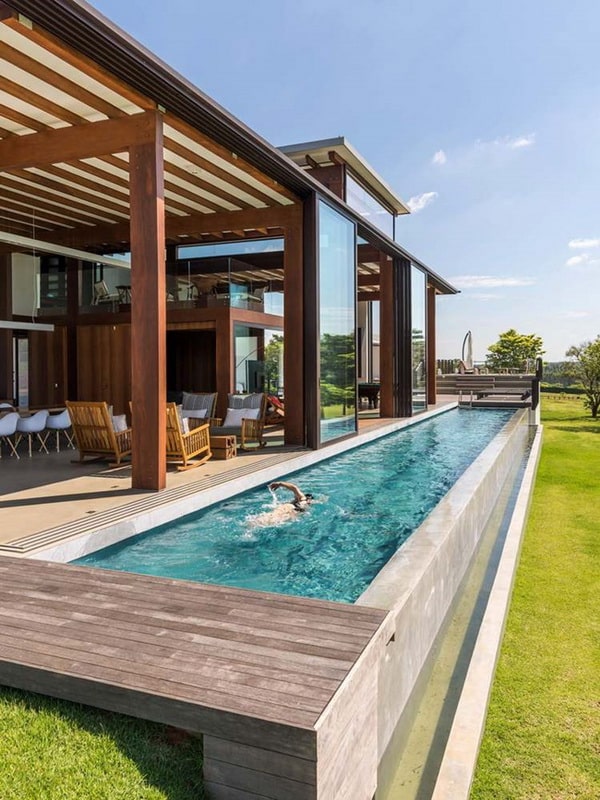 Piscinas en el lateral de la vivienda