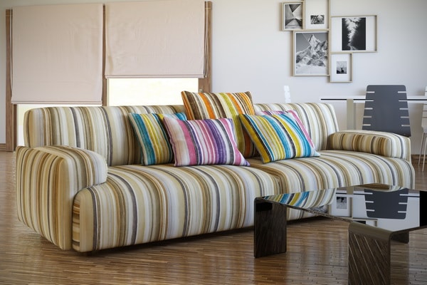 Sofá de tela con cojines de colores