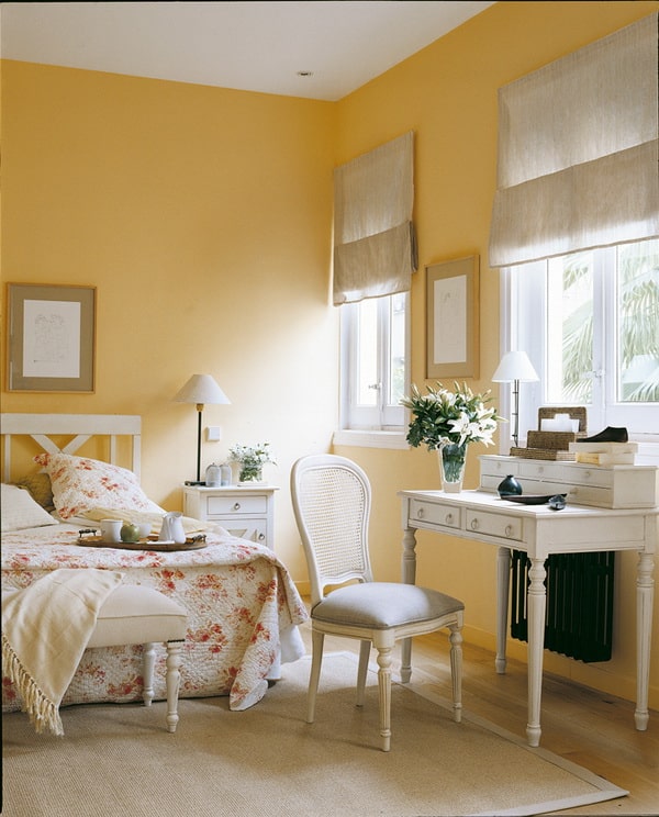 Dormitorio con paredes amarillas