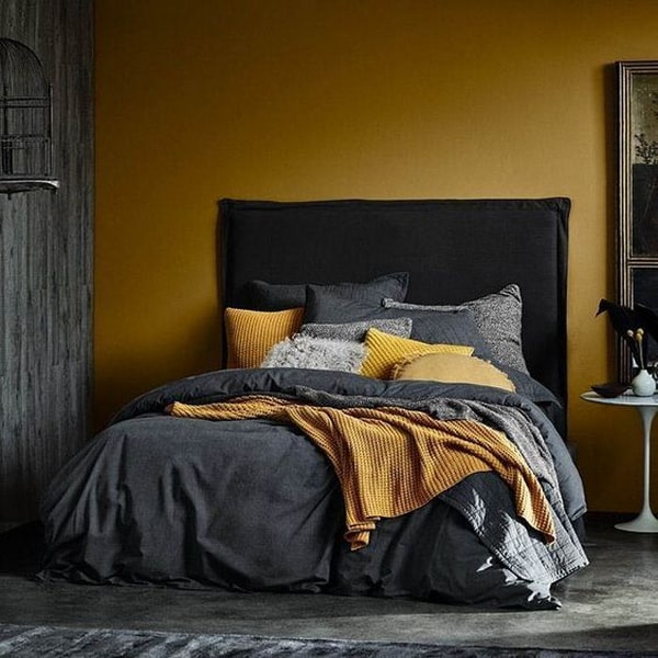 Negro y amarillo para el dormitorio
