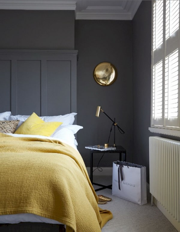 Dormitorio en gris y amarillo