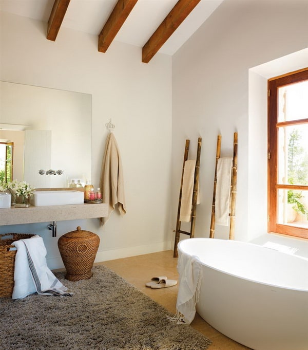 Escalera de mano para decorar el baño