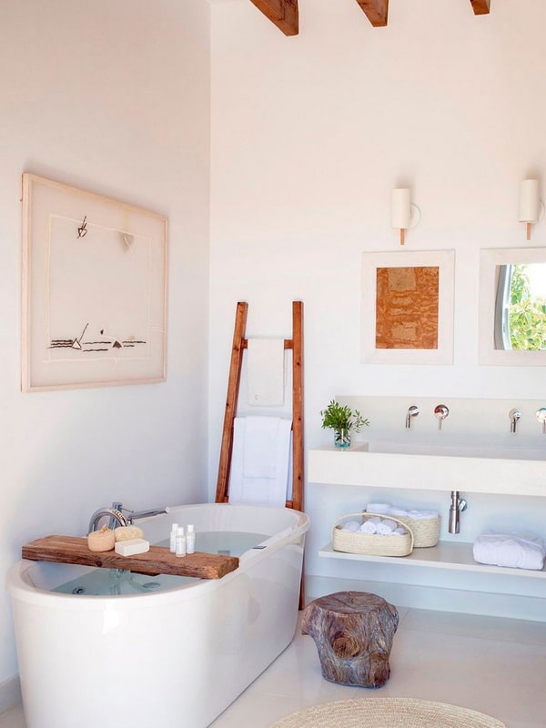 Baño moderno con escalera decorativa estilo rústico